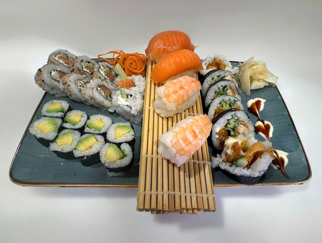 Sushi Platte mit verschiedem Sushi Sushi Platte mit verschiedem Sushi